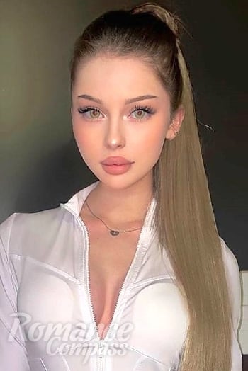 Ukrainian mail order bride Tanya from Minsk with blonde hair and green eye color - image 1