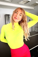 Ukrainian mail order bride Yulia from New York with blonde hair and green eye color - image 5