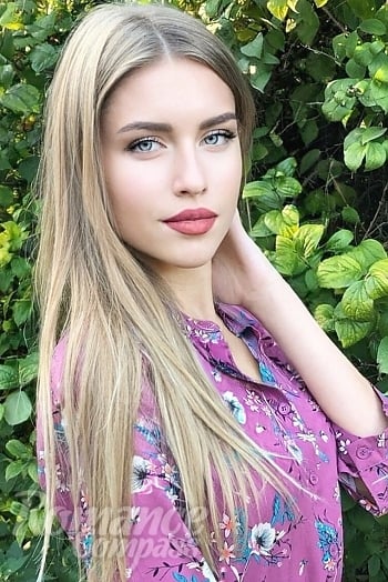 Ukrainian mail order bride Anastasia from Paris with blonde hair and green eye color - image 1