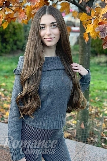 Ukrainian mail order bride Yana from Ivano-Frankivsk with brunette hair and green eye color - image 1