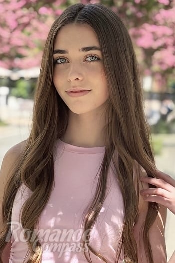 Ukrainian mail order bride Yana from Ivano-Frankivsk with brunette hair and green eye color - image 1