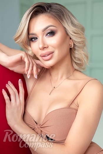 Ukrainian mail order bride Elena from Warsaw with blonde hair and green eye color - image 1