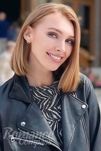 Ukrainian mail order bride Victoria from Vancouver with red hair and green eye color - image 1