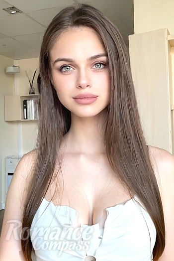 Ukrainian mail order bride Anna from Seoul with light brown hair and grey eye color - image 1