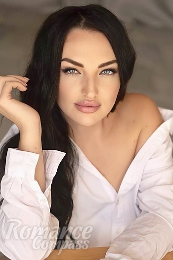 Ukrainian mail order bride Inna from Kiev with black hair and green eye color - image 1