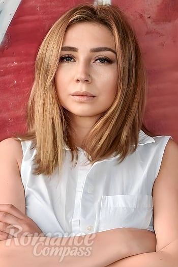 Ukrainian mail order bride Daria from Zhytomyr with light brown hair and green eye color - image 1