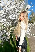 Ukrainian mail order bride Karina from Kiev with blonde hair and green eye color - image 5