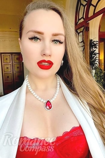 Ukrainian mail order bride Daria from Kiev with light brown hair and hazel eye color - image 1