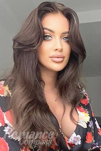 Ukrainian mail order bride Andra from Chicago with brunette hair and green eye color - image 1
