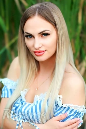 Ukrainian mail order bride Lyubava from Los Angeles with blonde hair and green eye color - image 1