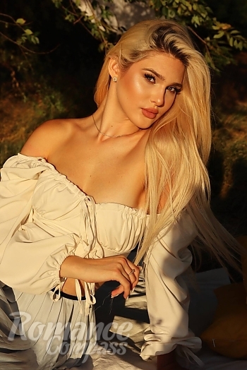 Ukrainian mail order bride Anna from Kiev with blonde hair and green eye color - image 1