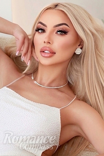 Ukrainian mail order bride Vika from Kyiv with blonde hair and green eye color - image 1