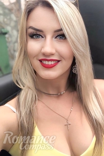 Ukrainian mail order bride Tetyana from Chicago with black hair and brown eye color - image 1