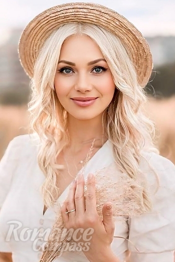 Ukrainian mail order bride Vera from Los Angeles with blonde hair and hazel eye color - image 1