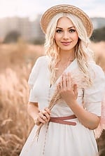 Ukrainian mail order bride Vera from Los Angeles with blonde hair and hazel eye color - image 2