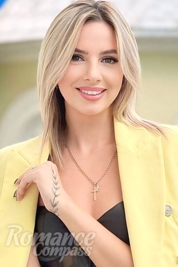 Ukrainian mail order bride Tatiana from Chernivtsi with blonde hair and green eye color - image 1