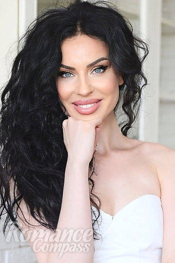 Ukrainian mail order bride Maritatiana from Kiev with brunette hair and blue eye color - image 1