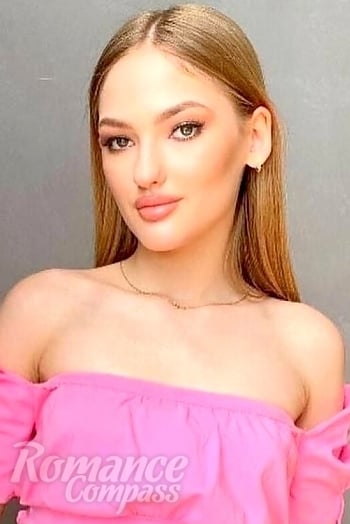 Ukrainian mail order bride Yuliia from Chernovtsy with light brown hair and green eye color - image 1