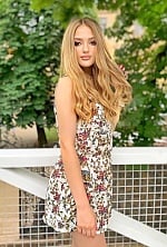 Ukrainian mail order bride Yuliia from Chernovtsy with light brown hair and green eye color - image 8