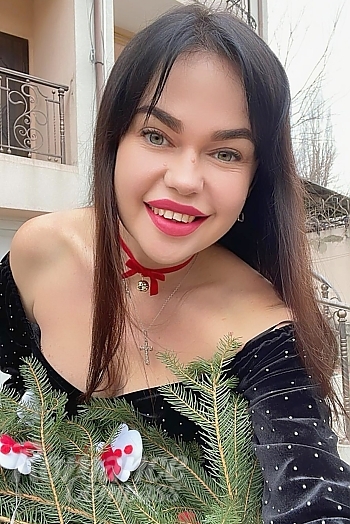 Ukrainian mail order bride Nataliya from Odesa with black hair and green eye color - image 1