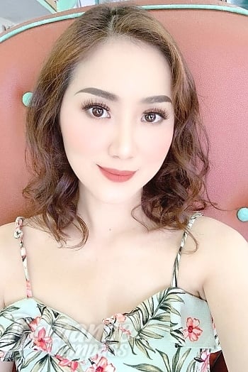 Ukrainian mail order bride Juanita from Bulacan with light brown hair and brown eye color - image 1