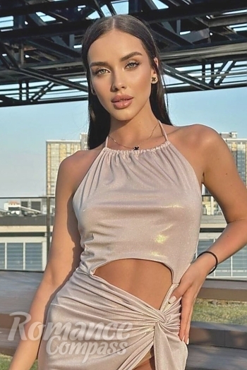 Ukrainian mail order bride Sofia from Kiev with brunette hair and green eye color - image 1