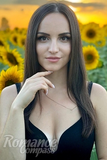 Ukrainian mail order bride Inna from Kiev with brunette hair and brown eye color - image 1