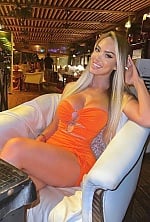 Ukrainian mail order bride Celia from Seville with blonde hair and green eye color - image 3