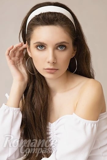 Ukrainian mail order bride Yelyzaveta from Kyiv with brunette hair and blue eye color - image 1