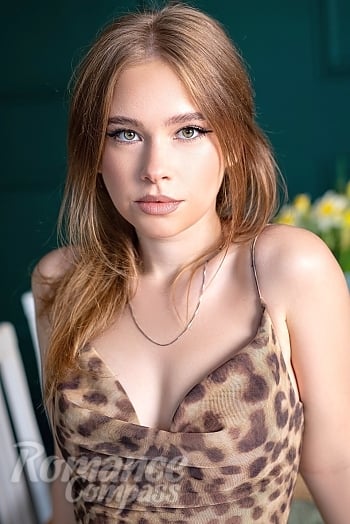 Ukrainian mail order bride Yaroslava from Zaporizhzhya with light brown hair and green eye color - image 1