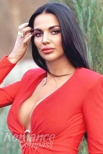 Ukrainian mail order bride Diana from Kharkiv with brunette hair and green eye color - image 1
