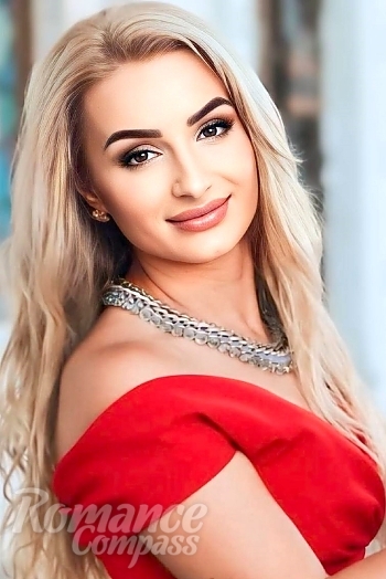Ukrainian mail order bride Yarina from Los Angeles with blonde hair and green eye color - image 1