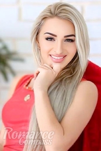 Ukrainian mail order bride Yarina from Los Angeles with blonde hair and green eye color - image 1