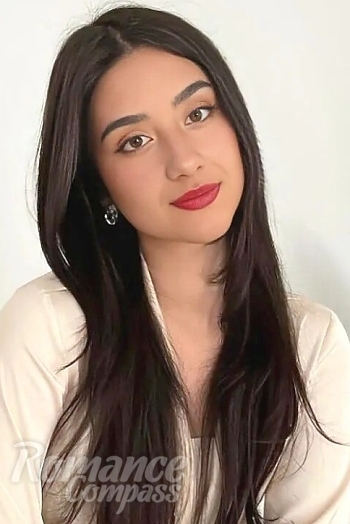Ukrainian mail order bride Sharick from Bogotá with black hair and black eye color - image 1