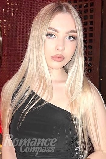 Ukrainian mail order bride Anna from Kyiv with blonde hair and green eye color - image 1