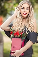 Ukrainian mail order bride Liubov from London with blonde hair and green eye color - image 2