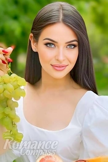 Ukrainian mail order bride Diana from Poltava with brunette hair and blue eye color - image 1