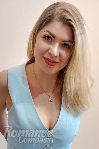 Ukrainian mail order bride Oksana from Sandomierz with light brown hair and green eye color - image 1