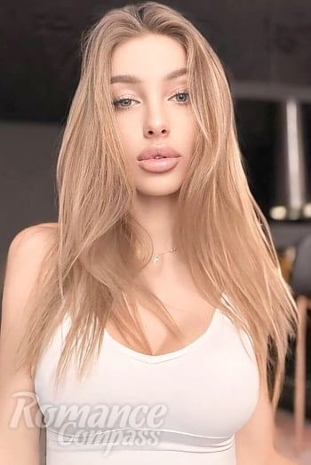 Ukrainian mail order bride Anastasia from Kyiv with light brown hair and green eye color - image 1