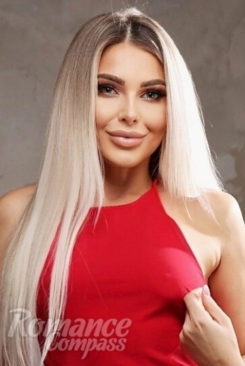 Ukrainian mail order bride Vika from Kyiv with blonde hair and green eye color - image 1