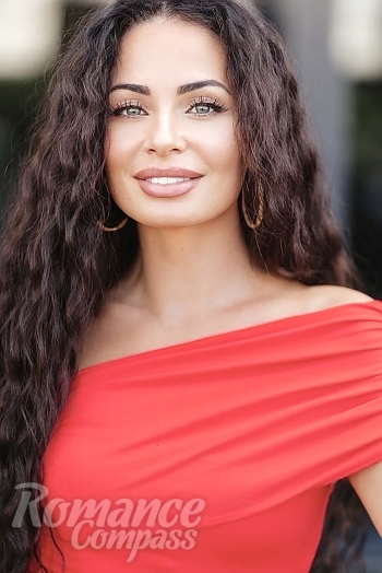 Ukrainian mail order bride Marina from Vienna with brunette hair and grey eye color - image 1