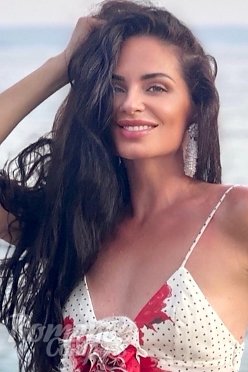 Ukrainian mail order bride Marina from Vienna with brunette hair and grey eye color - image 1
