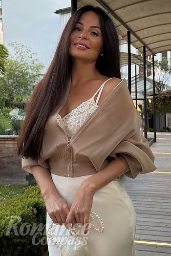 Ukrainian mail order bride Marina from Vienna with brunette hair and grey eye color - image 1