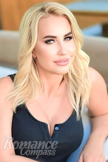 Ukrainian mail order bride Viktoria from Los Angeles with blonde hair and green eye color - image 1