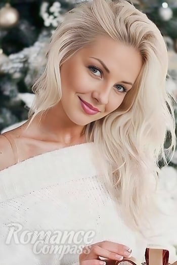 Ukrainian mail order bride Anna from Tampa with blonde hair and black eye color - image 1