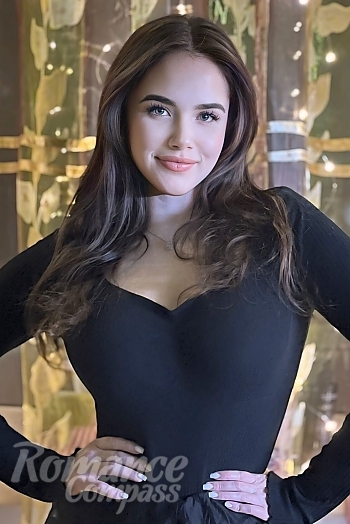 Ukrainian mail order bride Elizaveta from Valencia with light brown hair and green eye color - image 1