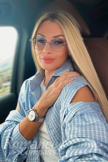 Ukrainian mail order bride Olga from Valencia with blonde hair and brown eye color - image 1
