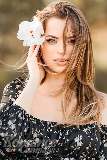 Ukrainian mail order bride Anhelika from Chicago with light brown hair and green eye color - image 1