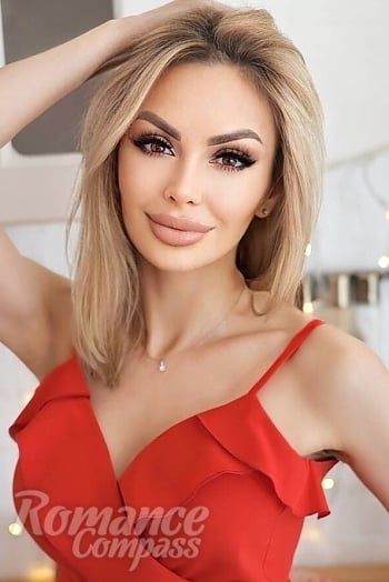 Ukrainian mail order bride Yana from Zaporizhzhya with blonde hair and hazel eye color - image 1