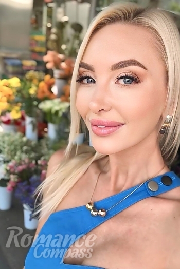 Ukrainian mail order bride Yaroslava from Dubai with blonde hair and hazel eye color - image 1